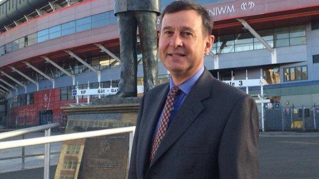 _77243064_rogerlewis