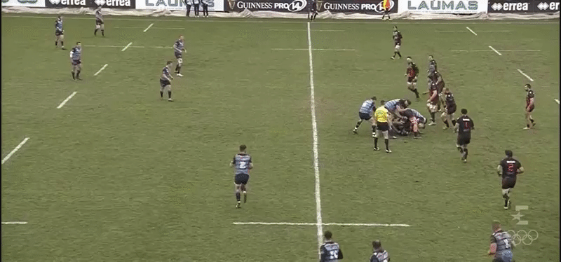 Zebre A Josh Turnbull carry